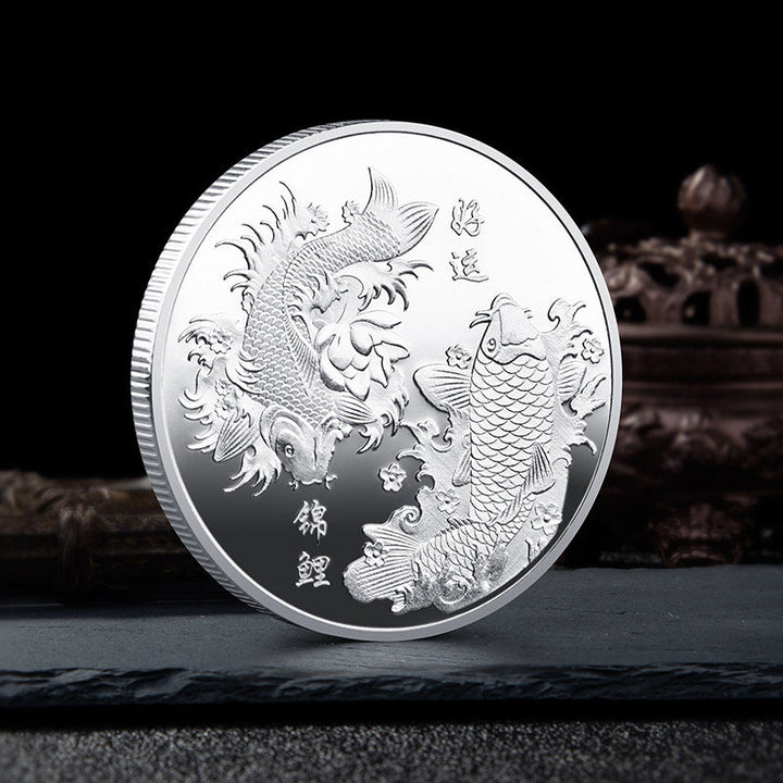 Feng Shui Lykke Mønt i Guld, med to Koi-karper og 12 stjernetegn, amulet til pung for held og velstand.