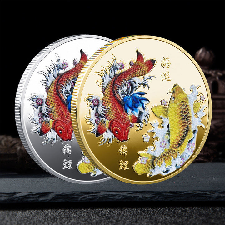 Feng Shui Lykke Mønt i Guld, med to Koi-karper og 12 stjernetegn, amulet til pung for held og velstand.