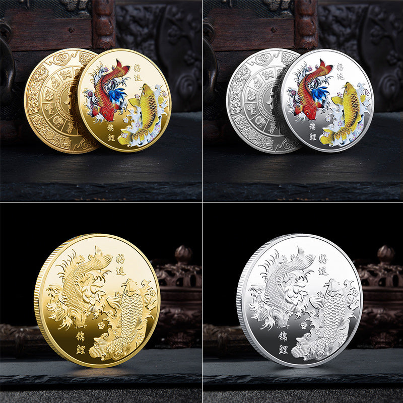 Feng Shui Lykke Mønt i Guld, med to Koi-karper og 12 stjernetegn, amulet til pung for held og velstand.