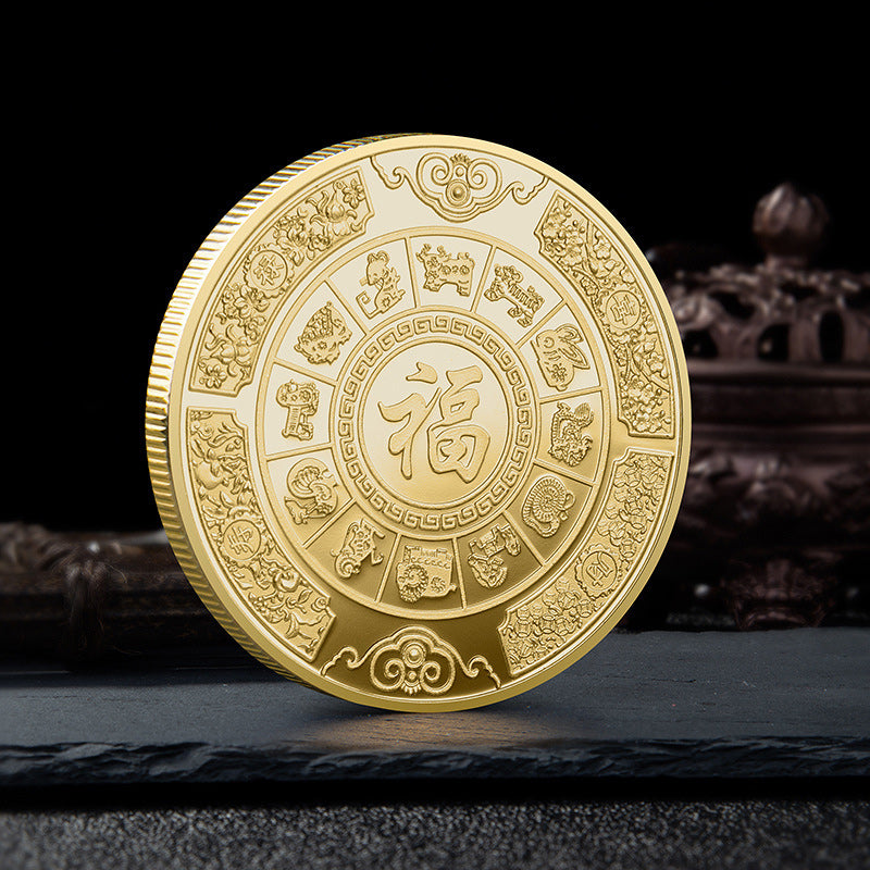 Feng Shui Lykke Mønt i Guld, med to Koi-karper og 12 stjernetegn, amulet til pung for held og velstand.