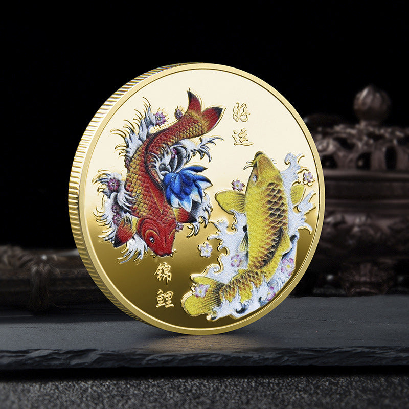 Feng Shui Lykke Mønt i Guld, med to Koi-karper og 12 stjernetegn, amulet til pung for held og velstand.