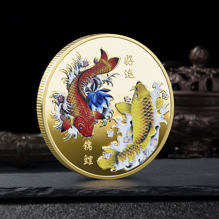 Feng Shui Lykke Mønt i Guld, med to Koi-karper og 12 stjernetegn, amulet til pung for held og velstand.