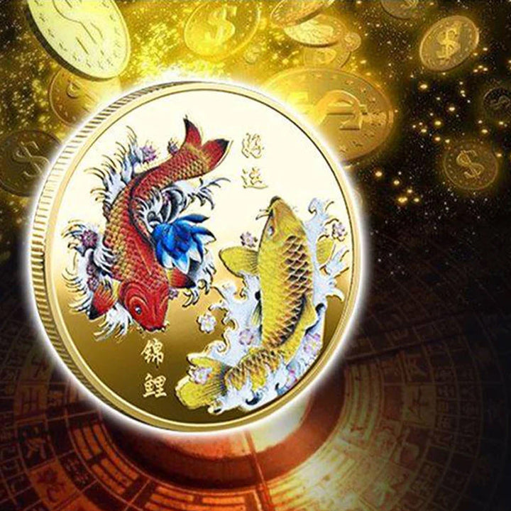 Feng Shui Lykke Mønt i Guld, med to Koi-karper og 12 stjernetegn, amulet til pung for held og velstand.