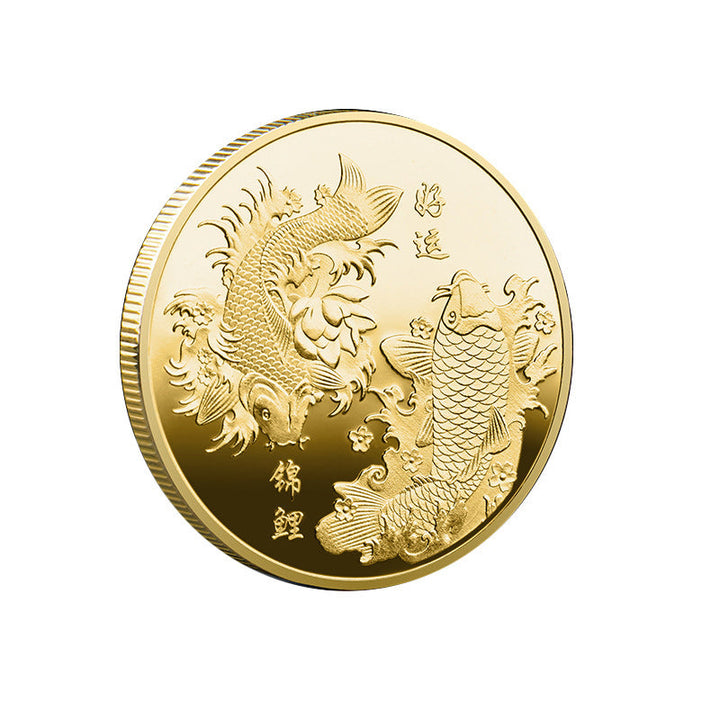Feng Shui Lykke Mønt i Guld, med to Koi-karper og 12 stjernetegn, amulet til pung for held og velstand.