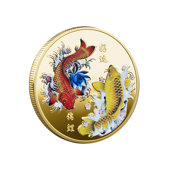 Feng Shui Lykke Mønt i Guld, med to Koi-karper og 12 stjernetegn, amulet til pung for held og velstand.