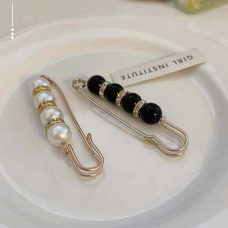 Dame guld broche med hvide rhinsten og perler, 5,6 x 1,3 cm. Elegant mode og alsidighed.