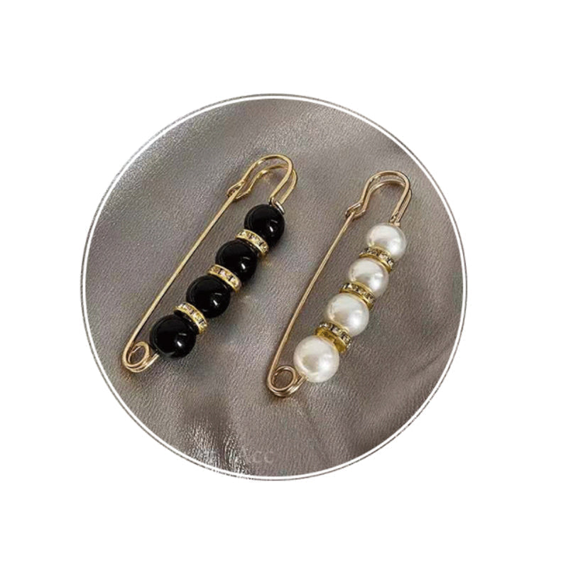 Dame guld broche med hvide rhinsten og perler, 5,6 x 1,3 cm. Elegant mode og alsidighed.