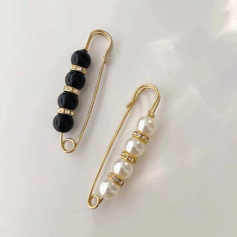 Dame guld broche med hvide rhinsten og perler, 5,6 x 1,3 cm. Elegant mode og alsidighed.