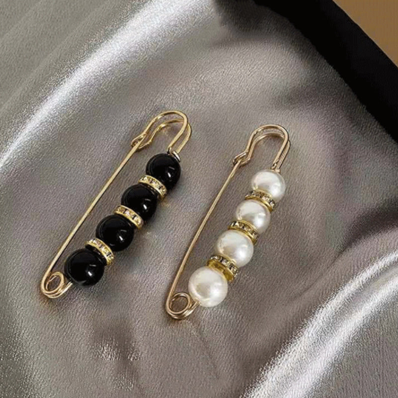 Dame guld broche med hvide rhinsten og perler, 5,6 x 1,3 cm. Elegant mode og alsidighed.