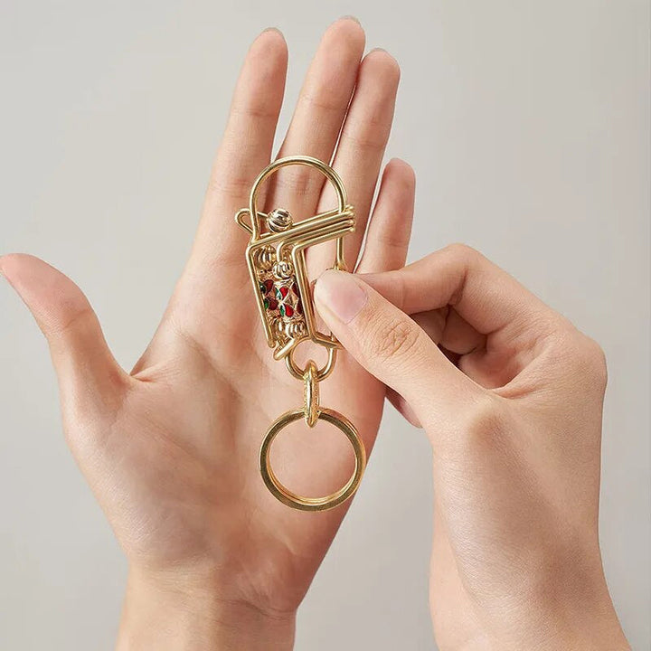 Gylden rustfri messing nøglering, skinnende og elegant smykke, fremhæver din stil på tasker og tøj.