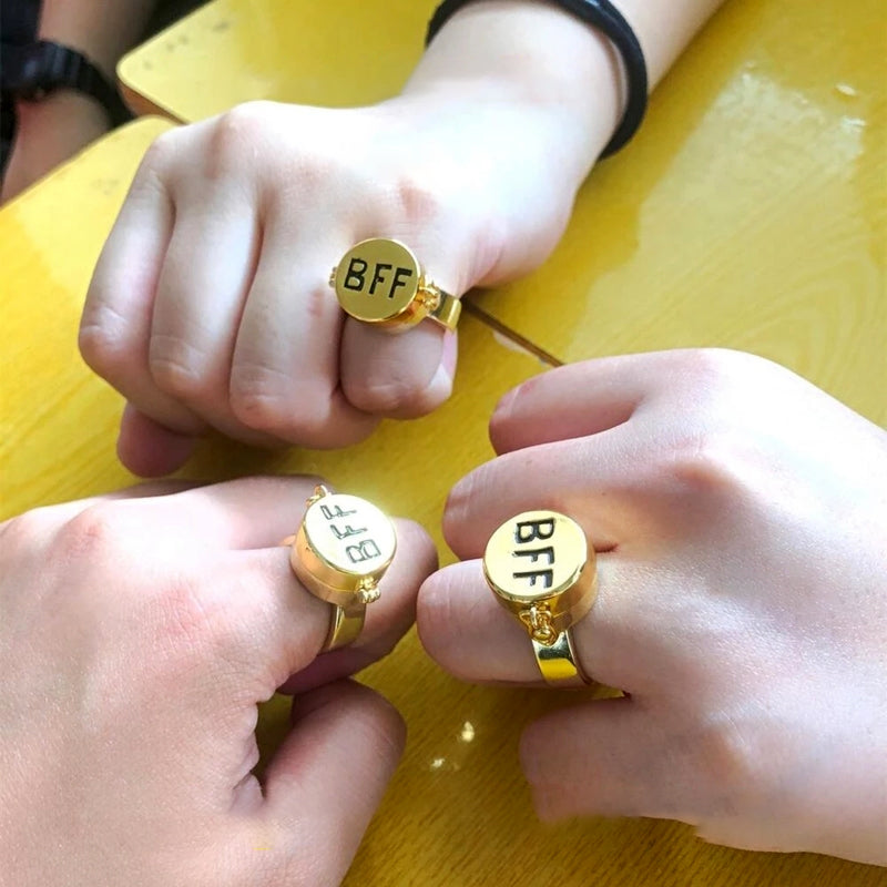 Guld justerbar SpongeBob BFF Spinner ring, roterende design, dame ring, venskabsring, metallisk glans.