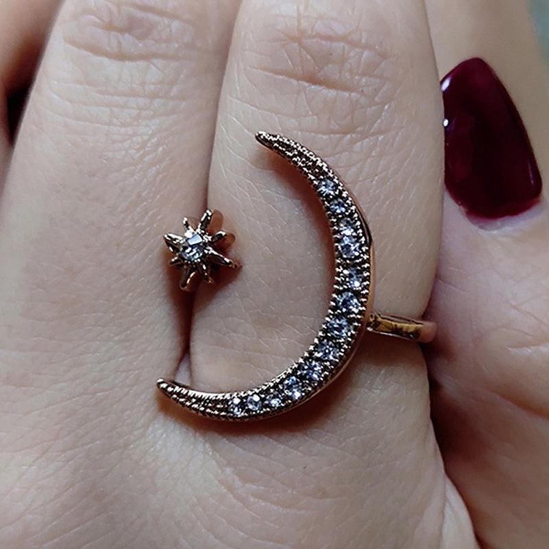 Kvinders Måne & Stjerne ring, halvmåne design med zirkonia dekorationer, tilgængelig i sølv, guld, rosaguld.