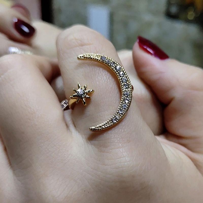 Kvinders Måne & Stjerne ring, halvmåne design med zirkonia dekorationer, tilgængelig i sølv, guld, rosaguld.