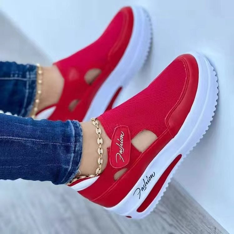 Kuvassa naisten hengittävät slip-on verkkolenkkarit, kevyt rakenne, harmaa/vaalea sävy, liukastumattomat kumipohjat.