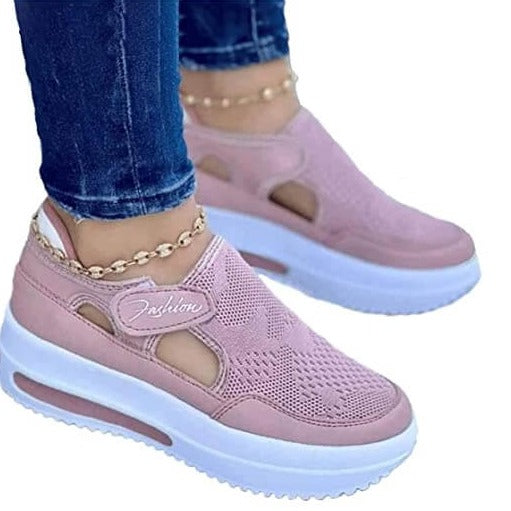 Kuvassa naisten hengittävät slip-on verkkolenkkarit, kevyt rakenne, harmaa/vaalea sävy, liukastumattomat kumipohjat.