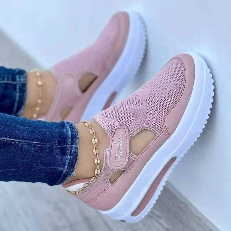 Kuvassa naisten hengittävät slip-on verkkolenkkarit, kevyt rakenne, harmaa/vaalea sävy, liukastumattomat kumipohjat.