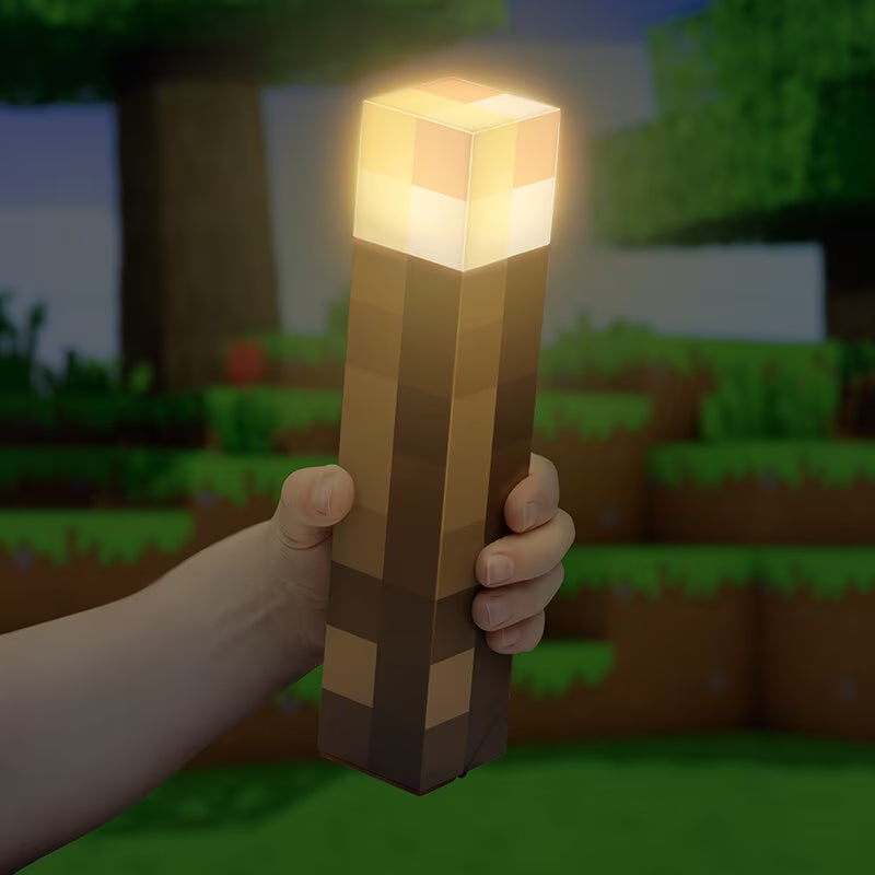 LED Minecraft Torch Lampe med en spilfigur, der holder lampen op og skaber en magisk atmosfære i dit rum.