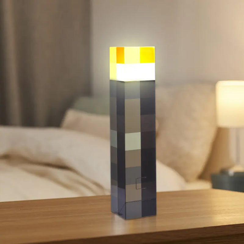LED Minecraft Torch Lampe med en spilfigur, der holder lampen op og skaber en magisk atmosfære i dit rum.