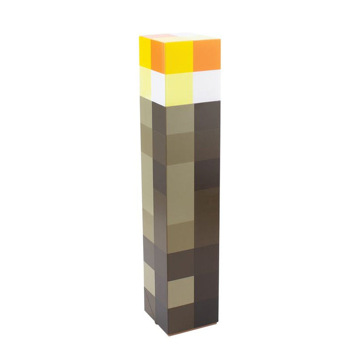 LED Minecraft Torch Lampe med en spilfigur, der holder lampen op og skaber en magisk atmosfære i dit rum.
