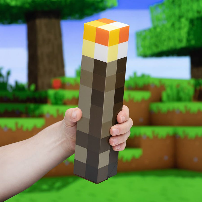 LED Minecraft Torch Lampe med en spilfigur, der holder lampen op og skaber en magisk atmosfære i dit rum.