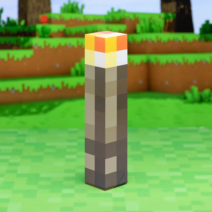 LED Minecraft Torch Lampe med en spilfigur, der holder lampen op og skaber en magisk atmosfære i dit rum.