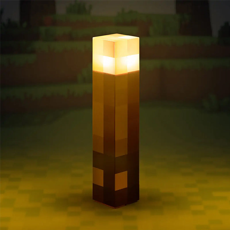 LED Minecraft Torch Lampe med en spilfigur, der holder lampen op og skaber en magisk atmosfære i dit rum.