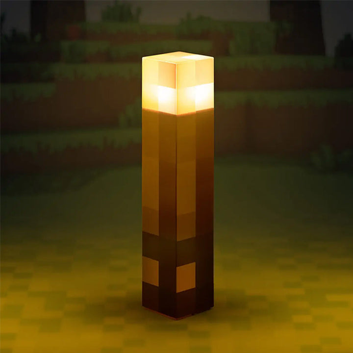 LED Minecraft Torch Lampe med en spilfigur, der holder lampen op og skaber en magisk atmosfære i dit rum.