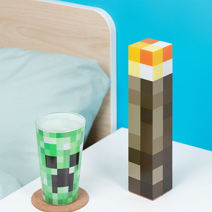 LED Minecraft Torch Lampe med en spilfigur, der holder lampen op og skaber en magisk atmosfære i dit rum.