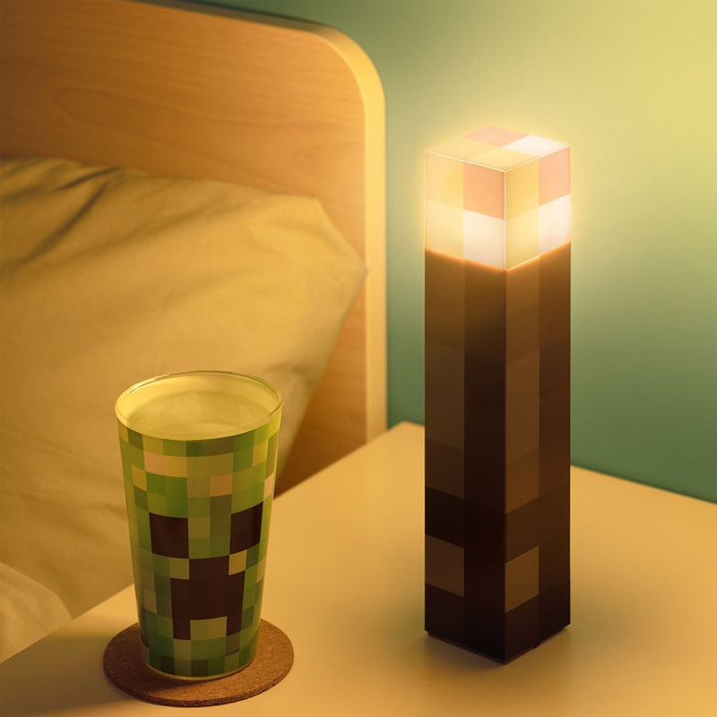 LED Minecraft Torch Lampe med en spilfigur, der holder lampen op og skaber en magisk atmosfære i dit rum.