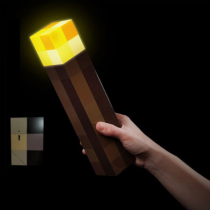 LED Minecraft Torch Lampe med en spilfigur, der holder lampen op og skaber en magisk atmosfære i dit rum.