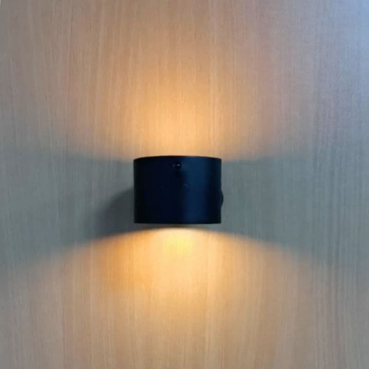 LED-ladattava seinävalaisin, kannettava, tyylikäs muotoilu, säädettävä luku- ja yövalo, musta, valkoinen tai puujyvä.