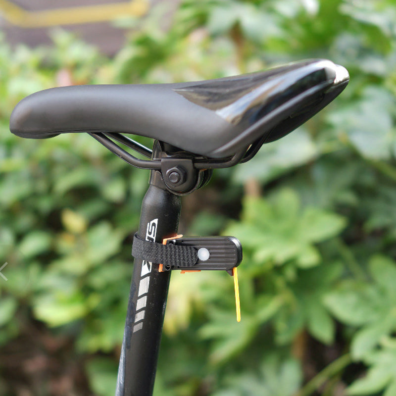 LED Cykel Baglygte, 40 lumen, rød, sikkerhed dag og nat, USB-opladelig, monteret på cykel.