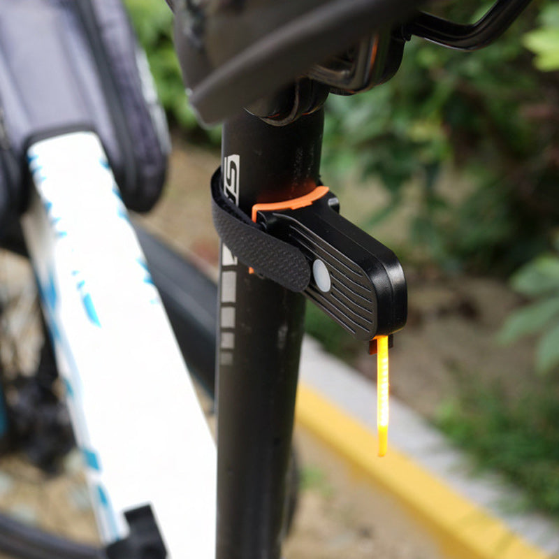 LED Cykel Baglygte, 40 lumen, rød, sikkerhed dag og nat, USB-opladelig, monteret på cykel.
