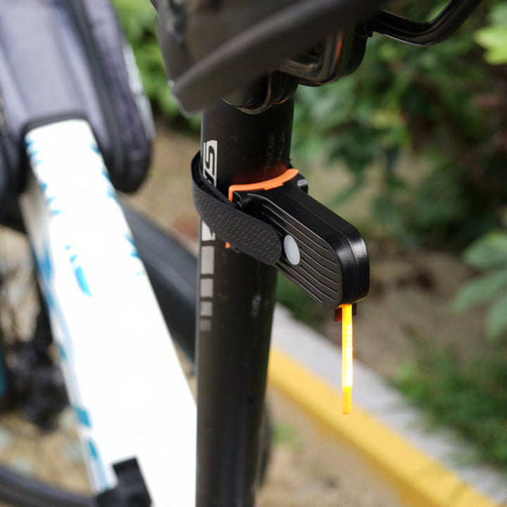 LED Cykel Baglygte, 40 lumen, rød, sikkerhed dag og nat, USB-opladelig, monteret på cykel.