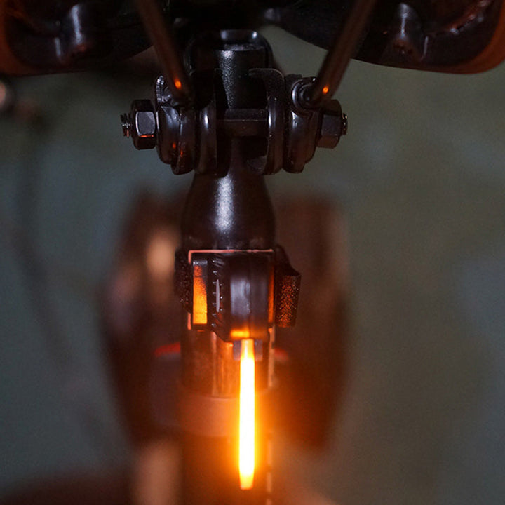 LED Cykel Baglygte, 40 lumen, rød, sikkerhed dag og nat, USB-opladelig, monteret på cykel.