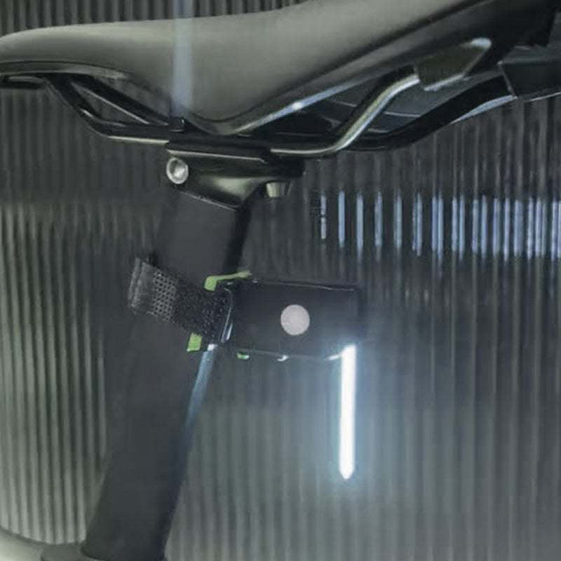 LED Cykel Baglygte, 40 lumen, rød, sikkerhed dag og nat, USB-opladelig, monteret på cykel.
