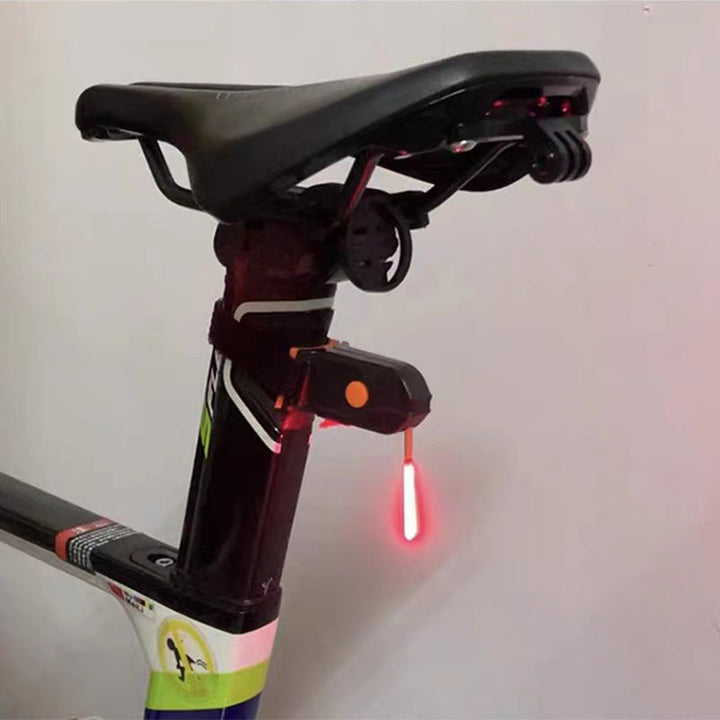 LED cykellygte til cykelbagende, rund og kompakt, sort kabinet med 40 lumen lysstyrke, perfekt til sikker cykling.