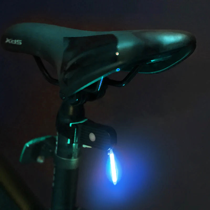 LED cykellygte til cykelbagende, rund og kompakt, sort kabinet med 40 lumen lysstyrke, perfekt til sikker cykling.