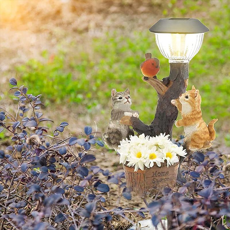 "LED-valaistu koristekissa puutarhaan, aurinkokäyttöinen veistos hämärävalaistuksella, käsinmaalattu hartsi."