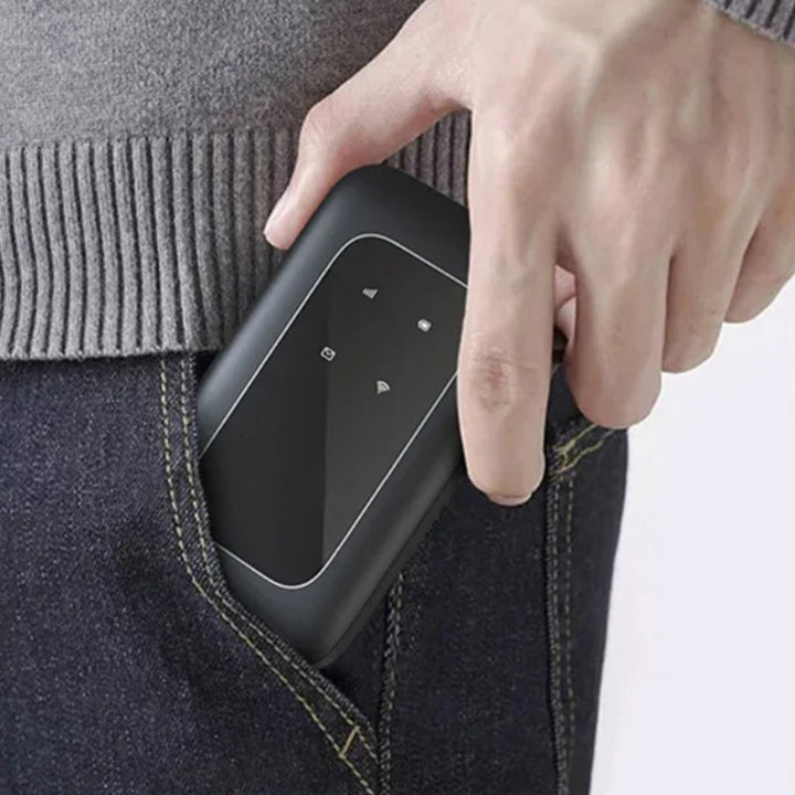 Langaton kannettava 5G WiFi-reititin antenneilla, kompakti, hopeanvärinen, neljä sisäänrakennettua antennia, 2100 mAh akku.