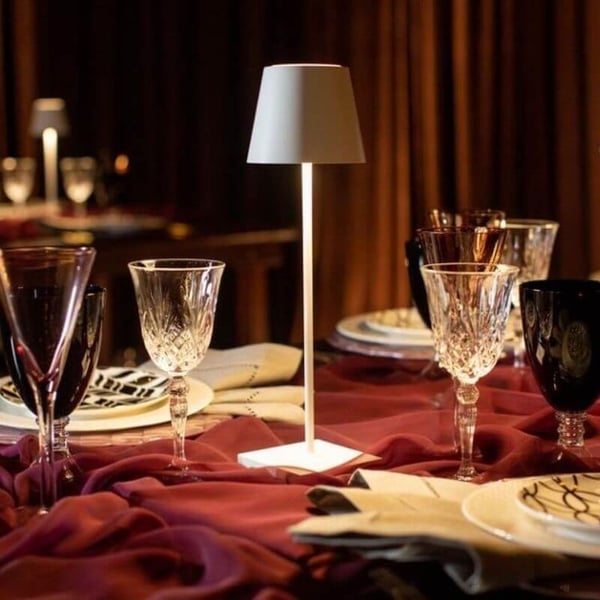 Trådløs, stilfuld bordlampe med LED-lys, moderne design, touch-knap, bærbar og kompakt skrivebordslampe.