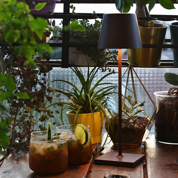 Trådløs, stilfuld bordlampe med LED-lys, moderne design, touch-knap, bærbar og kompakt skrivebordslampe.