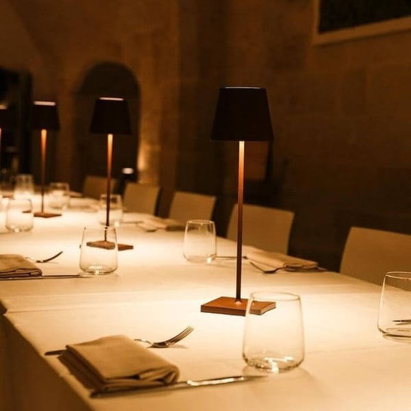 Trådløs, stilfuld bordlampe med LED-lys, moderne design, touch-knap, bærbar og kompakt skrivebordslampe.