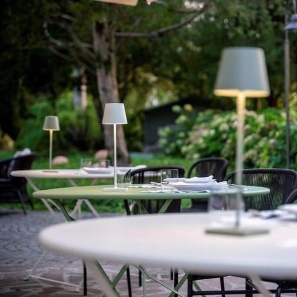 Trådløs, stilfuld bordlampe med LED-lys, moderne design, touch-knap, bærbar og kompakt skrivebordslampe.