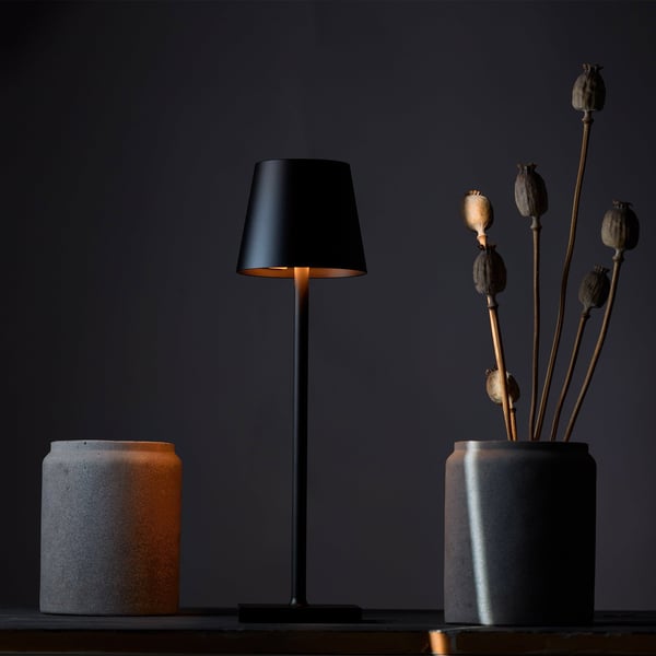 Trådløs, stilfuld bordlampe med LED-lys, moderne design, touch-knap, bærbar og kompakt skrivebordslampe.