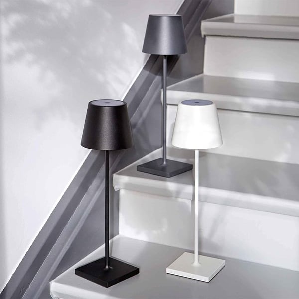 Trådløs, stilfuld bordlampe med LED-lys, moderne design, touch-knap, bærbar og kompakt skrivebordslampe.