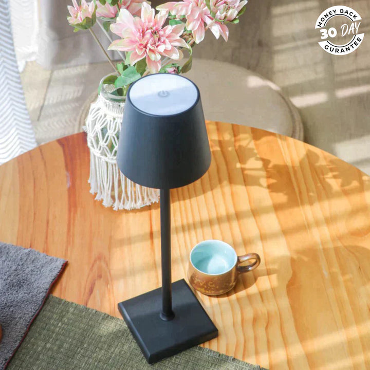 Trådløs, stilfuld bordlampe med LED-lys, moderne design, touch-knap, bærbar og kompakt skrivebordslampe.
