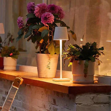 Trådløs, stilfuld bordlampe med LED-lys, moderne design, touch-knap, bærbar og kompakt skrivebordslampe.