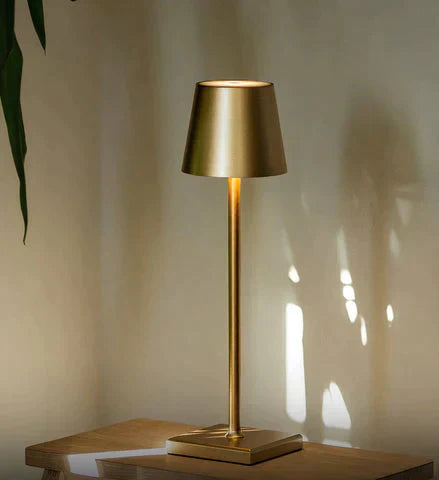 Trådløs, stilfuld bordlampe med LED-lys, moderne design, touch-knap, bærbar og kompakt skrivebordslampe.