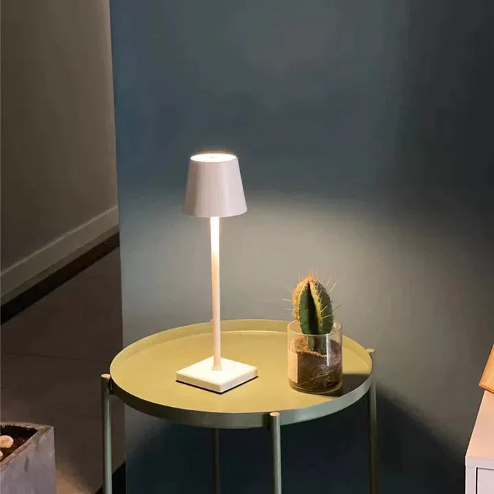 Trådløs, stilfuld bordlampe med LED-lys, moderne design, touch-knap, bærbar og kompakt skrivebordslampe.